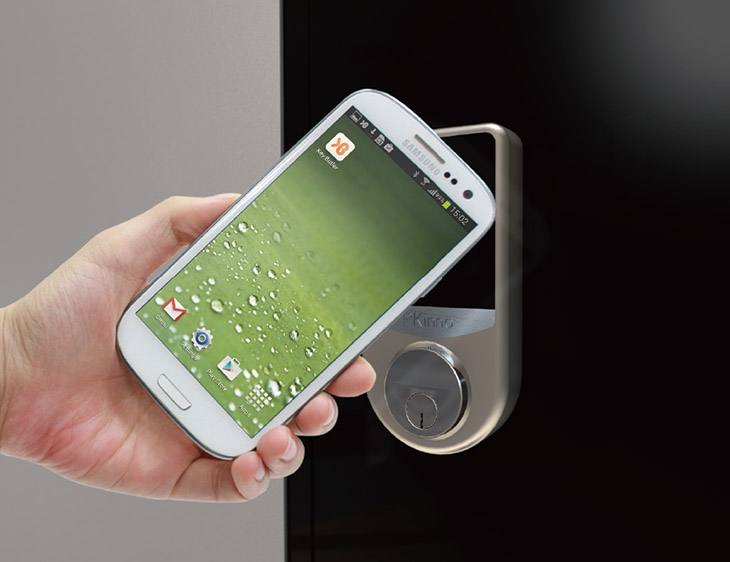 NFC mang đến những trải nghiệm tuyệt vời, tích hợp NFC trên điện thoại và trên cửa, khi bạn chạm nhẹ cửa sẽ mở ra hoặc đóng lại. NFC mang đến những trải nghiệm tuyệt vời, tích hợp NFC trên điện thoại và trên cửa, khi bạn chạm nhẹ cửa sẽ mở ra hoặc đóng lại.