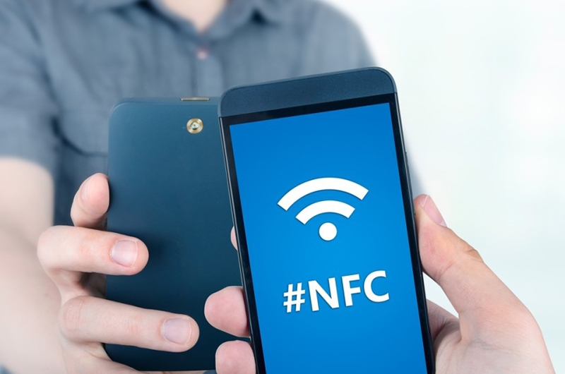 Chạm 2 smartphone có NFC để chia sẻ hình ảnh, video, nhạc… Chạm 2 smartphone có NFC để chia sẻ hình ảnh, video, nhạc…